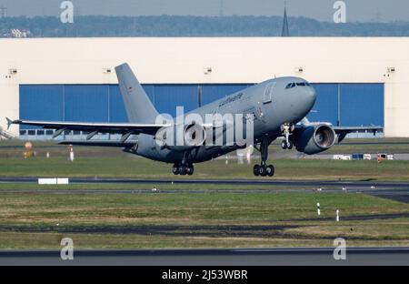 Colonia, Germania. 20th Apr 2022. Un Airbus Bundeswehr A310 Medevac parte dall'aeroporto di Colonia/Bonn. Le forze armate tedesche vogliono portare più ucraini feriti dalla guerra in Germania per cure. A tal fine, mercoledì è decollo un volo di evacuazione da Colonia alla Polonia. Credit: Henning Kaiser/dpa/Alamy Live News Foto Stock