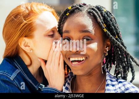 Felice momenti positivi e rightful di due ragazze alla moda Foto Stock