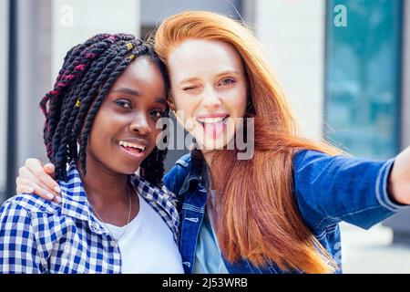 Felice momenti positivi e rightful di due ragazze alla moda Foto Stock