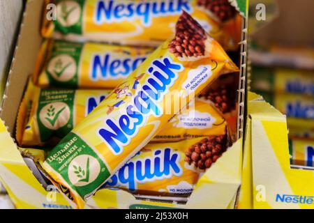 Tyumen, Russia-13 aprile 2022: Una barra di cioccolato nesquik nella mano dell'acquirente. Messa a fuoco selettiva Foto Stock