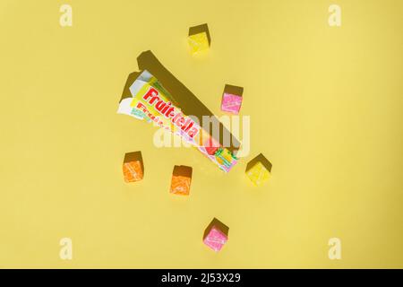 Tyumen, Russia-03 aprile 2022: Dolce di Fruittella fatto da Perfetti Van Melle, su sfondo giallo Foto Stock