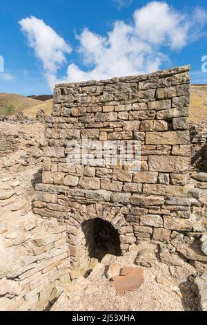I resti derelitti della vecchia industria mineraria del piombo in Gunnerside Gill, Swaledale, Yorkshire del Nord, Inghilterra, Regno Unito Foto Stock