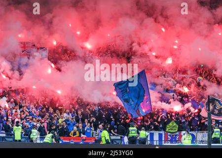 Rangers fc football fans sul terrazzamento ad un Hampden Park, con la partenza di variopinte, Glasgow, Scozia, Regno Unito Foto Stock