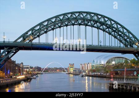 Il Tyne Bridge è un arco attraverso il ponte sul fiume Tyne nel nord-est dell' Inghilterra, collegando Newcastle upon Tyne e Gateshead. Foto Stock