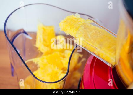 alimenti crudi concetto di dieta arance e juicemachine su sfondo bianco Foto Stock