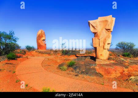 Moderno parco pubblico contemporaneo con sculture in arenaria nell'entroterra australiano di Broken Hill. Foto Stock