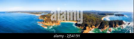 Panoramica panoramica aerea panoramica della costa Sapphire in Australia sulla costa del Pacifico vicino alla spiaggia di Tathra e alla laguna del fiume Bega. Foto Stock