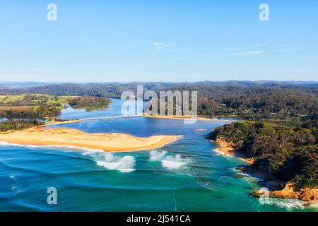 Scenico fiume Bega che entra nell'oceano Pacifico sulla costa Sapphire dell'Australia alla spiaggia di Tathra. Foto Stock