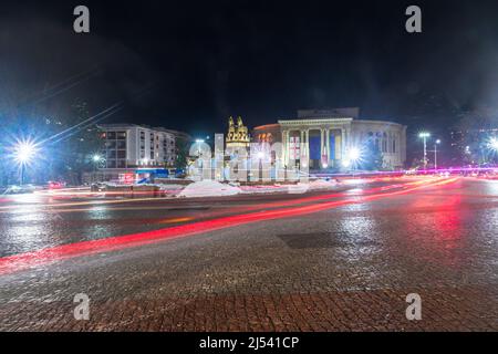Kutaisi, Georgia - 17 marzo 2022: Colchis Fountain e Kutaisi Lado Meskhishvili Professional state Drama Theatre sulla piazza principale di Kutaisi. Foto Stock