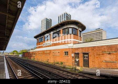 L'iconica scatola di giunzione in mattoni rossi in stile art deco a Woking Station, Woking, Inghilterra sud-orientale, un edificio storico Foto Stock