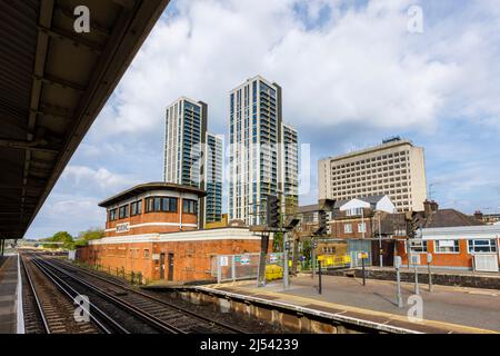 Il recentemente completato misto uso alto torre di sviluppo a Victoria Square, centro città di Woking, Surrey, visto dalla stazione di Woking con segnale box Foto Stock