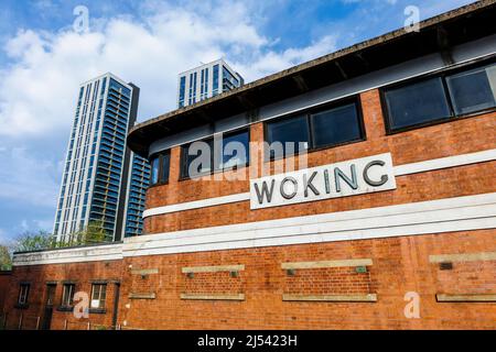 L'iconica scatola di giunzione in mattoni rossi in stile art deco a Woking Station, Woking, Inghilterra sud-orientale, un edificio storico Foto Stock