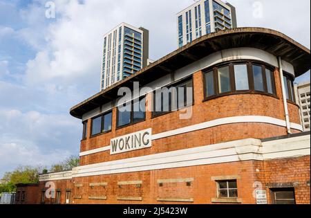 L'iconica scatola di giunzione in mattoni rossi in stile art deco a Woking Station, Woking, Inghilterra sud-orientale, un edificio storico Foto Stock