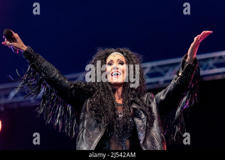 Michelle Daniels, un atto tributo Cher, si esibisce in un concerto retrò del 1980s a Southend on Sea, Essex, Regno Unito Foto Stock