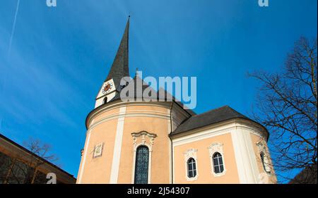 Chiesa parrocchiale di San Nikolaus agianst cielo blu. Bad Ischl, Austria superiore Foto Stock