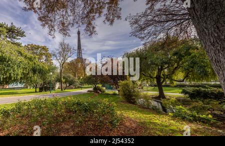 Parigi, Francia - 19 ottobre 2020: Splendidi colori autunnali nel Parco del Trocadero con la Torre Eiffel sullo sfondo Foto Stock