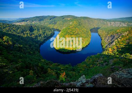 Canyon fluviale con acqua scura e foresta verde. Horseshoe Bend, fiume Moldava, repubblica Ceca, Europa. Bellissimo paesaggio con fiume, punto panoramico Maj. Beau Foto Stock