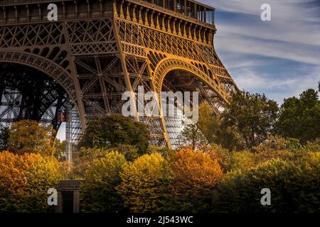 Parigi, Francia - 19 ottobre 2020: Primo piano della Torre Eiffel a Parigi Foto Stock