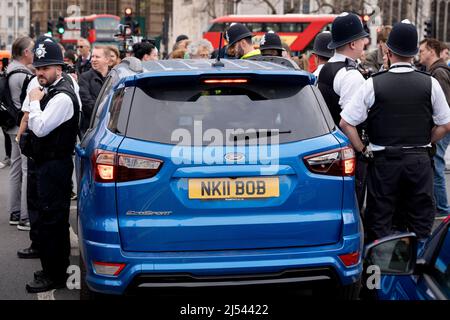 Poiché il primo ministro Boris Johnson doveva scusarsi con il parlamento per la sua multa a pena fissa per essere presente a un partito durante le sue restrizioni pandemiche di Covid, i manifestanti della libertà di parola anti-vaxx bloccano le porte del parlamento durante un'alternazione con il deputato di Tory Bob Blackman, il 19th aprile 2022, A Londra, Inghilterra. La polizia del MET continua a indagare su Johnson e il suo personale, come si prevede che le notizie di ulteriori ammende del partito di blocco saranno rivelate dalla polizia. Foto Stock