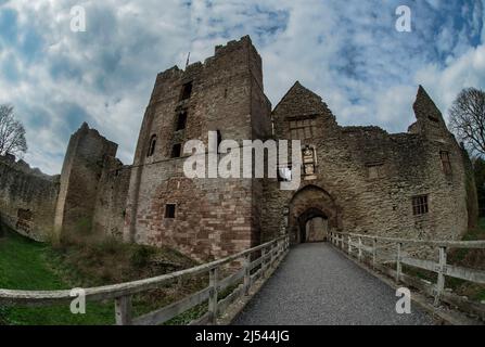 Il Castello di Ludlow è una fortificazione medievale in rovina costruita nel 11th secolo a Ludlow, nella contea inglese dello Shropshire, con vista sul fiume Teme. Foto Stock
