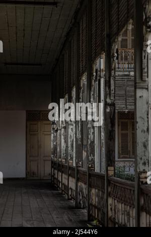 Nonthaburi, Thailandia - Apr 13, 2022 : il corridoio interno di antica casa in stile thailandese in legno di teak. Architettura di vecchio edificio in legno del suo Foto Stock