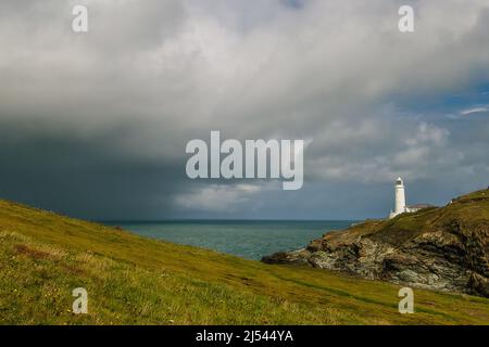 Tempesta che si avvicina alla costa vicino al faro su Trevose Head, Cornovaglia Foto Stock