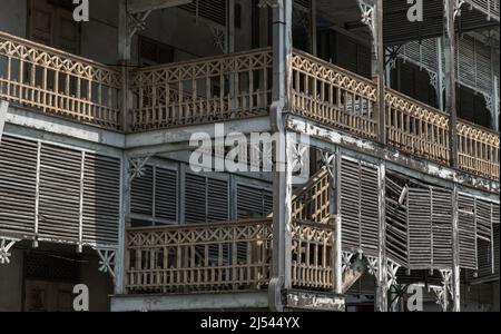 Nonthaburi, Thailandia - Apr 13, 2022 : architettura di antica casa in stile thailandese in legno di teak. Vecchio edificio in legno della storica città di nonthaburi H. Foto Stock