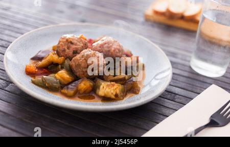 polpette al vapore con verdure in umido con torba sul piatto Foto Stock