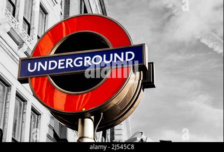 London England UK, gennaio 29 2022, Color London Underground Sign contro Uno sfondo bianco e nero Foto Stock