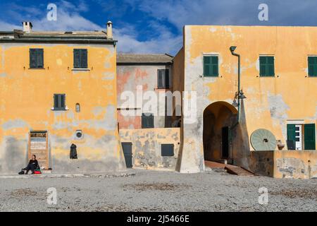 Tipiche case di pescatori dai colori pastello che si affacciano sulla spiaggia dell'antico borgo marinaro della Riviera Italiana, Varigotti, Savona, Liguria Foto Stock