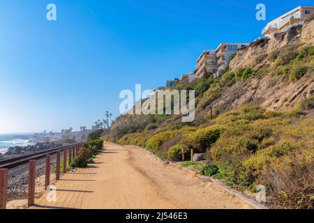 Strada sterrata con barriera posta in legno vicino alla pista ferroviaria di San Clemente, California Foto Stock