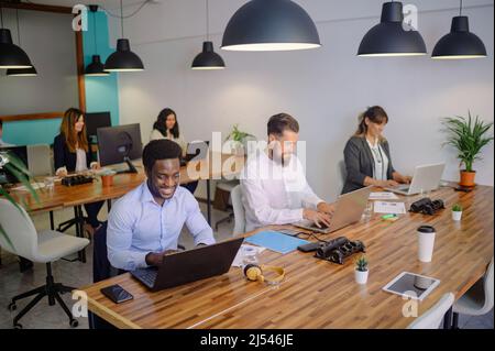 Gruppo di colleghi che lavorano al progetto Foto Stock