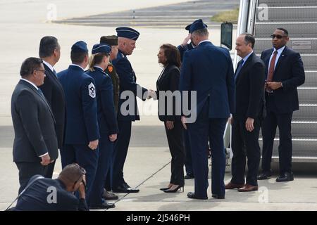 Il Vice Presidente degli Stati Uniti Kamala Harris è salutato dal Capo della forza spaziale degli Stati Uniti, il Gen. John W. “Jay” Raymond, al suo arrivo alla base della forza spaziale Vandenberg, California, 18 aprile 2022. (STATI UNITI Foto Space Force di Michael Peterson) Foto Stock