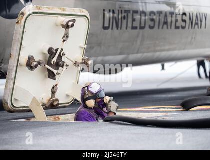 Aviation Boatswain's Mate (Fuels) Airman Nine Douglas, di St. Louis, assegnato al dipartimento aereo della USS Gerald R. Ford (CVN 78), parla di un telefono a potenza sonora proveniente da una stazione di rifornimento sul ponte sul ponte di volo il 16 aprile 2022. Ford è in corso nell’Oceano Atlantico, portando avanti le qualifiche dei vettori e l’integrazione dei gruppi di sciopero come parte della fase di base personalizzata della nave prima dello spiegamento operativo. (STATI UNITI Foto Navy di Mass Communication Specialist 2nd Classe Nolan Pennington) Foto Stock