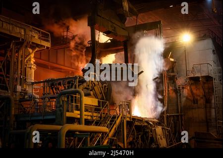 Caricamento di rottami metallici in forni elettrici ad arco Foto Stock