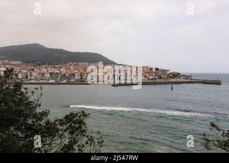 vista panoramica della città di lekeitio una giornata nuvolosa Foto Stock
