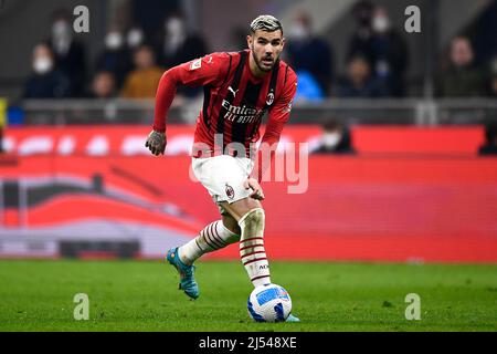 Milano, Italia. 19 aprile 2022. Theo Hernandez di AC Milan in azione durante la semifinale della Coppa Italia di calcio seconda tappa tra FC Internazionale e AC Milan. Credit: Nicolò campo/Alamy Live News Foto Stock