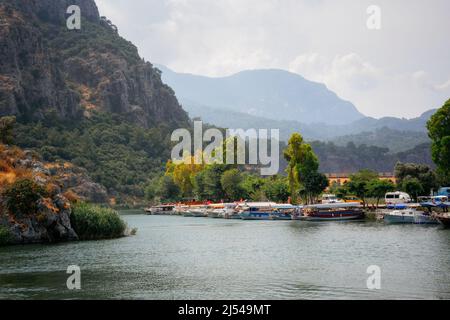Vista sul canale Dalyan con barche, Turchia Foto Stock