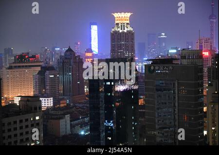 Notte Shanghai visto dal piano alto di un edificio di appartamenti Foto Stock