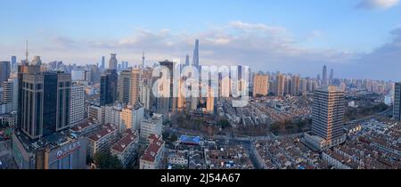 Bird's Eye View di Shanghai - vista dello skyline della città da Xizang Road verso Pudong / Lujiazui - un paesaggio architettonico moderno Foto Stock