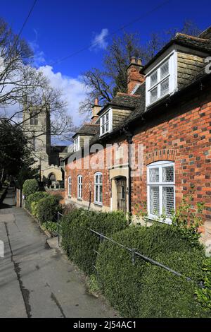 I cottage Tudor e St Peter & St Paul Church, Bourne Abbey, Bourne Town; Lincolnshire; Inghilterra; REGNO UNITO Foto Stock