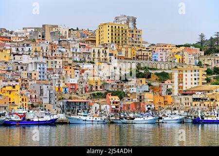 Vista sul porto e sulla città vecchia, Italia, Sicilia, Sciacca Foto Stock