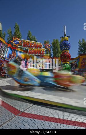 Funfair ride ad una visione onesta e sfocata, Germania Foto Stock