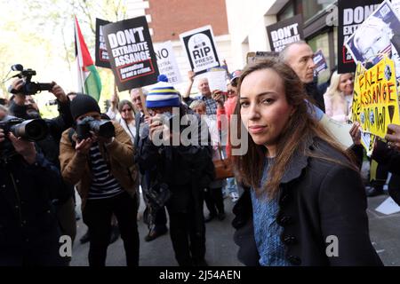 Stella Moris la moglie di Julian Assange lascia la corte dei Magistrati di Westminster a Londra, dopo che il fondatore di Wikileaks Julian Assange è stato formalmente emesso con un ordine per l'estradizione negli Stati Uniti per affrontare le accuse di spionaggio. Data foto: Mercoledì 20 aprile 2022. Foto Stock