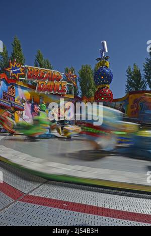 Funfair ride ad una visione onesta e sfocata, Germania Foto Stock