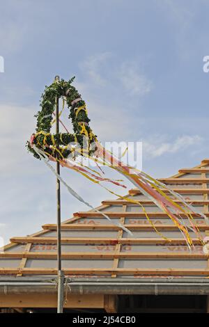 Corona di Topping-out sul tetto di una casa non ancora coperta, Germania Foto Stock