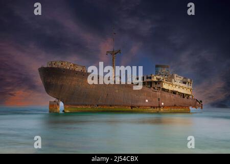 Relitto della Sala del Tempio al porto di Arrecife al tramonto e si avvicina al temporale, esposizione a lungo termine, Isole Canarie, Lanzarote, Arrecife Foto Stock