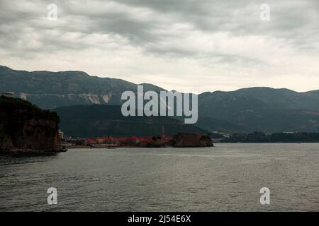 Le nubi dell'uragano sul mare . Pioggia torrenziale sulla costa adriatica . Piogge intense a Budva Montenegro Foto Stock