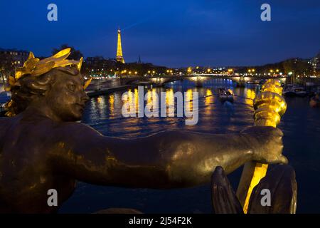 Twilight su statua sul Pont Alexandre III con Senna e dalla Torre Eiffel, Parigi, Francia, Europa Foto Stock