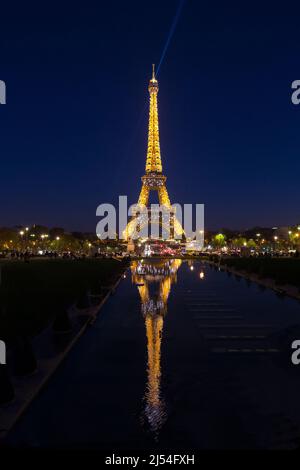Torre Eiffel in sera, Parigi, Francia, Europa Foto Stock